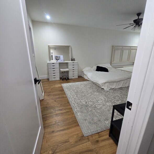 Building Photo - 916 S Sherbourne Dr