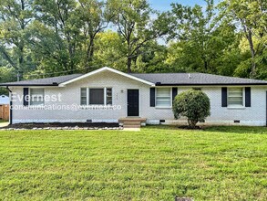 Building Photo - 3 Bed, 2 Bath Home with Off-Street Parking...