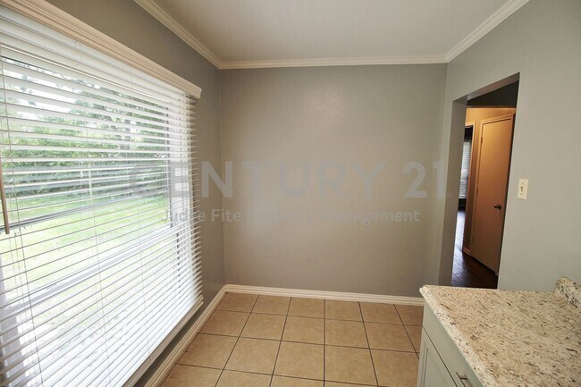 Building Photo - Tastefully Updated 2/1/1 Ready for Immediate Occupancy!