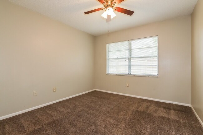 Building Photo - 110 Field Ln