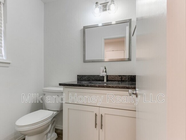 Building Photo - 3004 Kent Dr