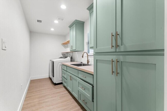 Building Photo - 7405 Attar Cove