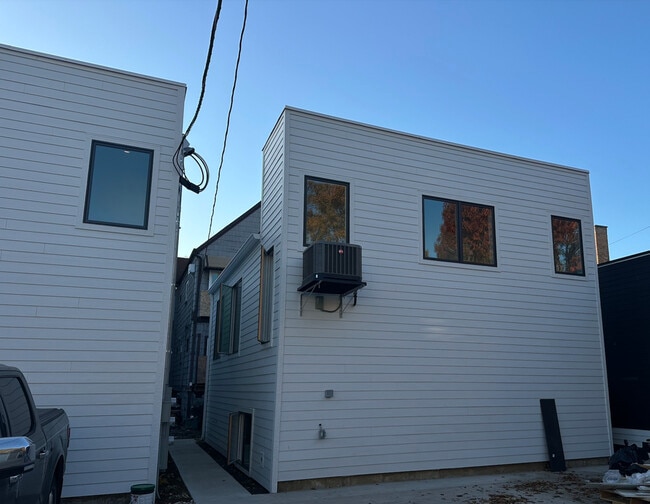 Building Photo - 4243 N Damen Ave