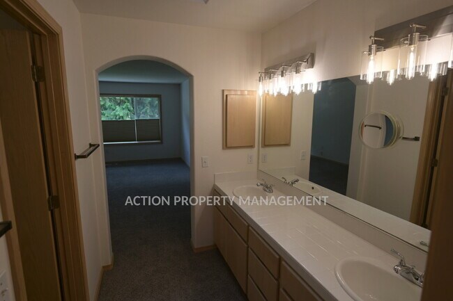 Building Photo - 2 bed + office, 2 bath, 2 car garage condo in Sunland
