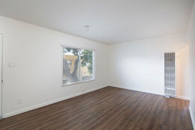 Building Photo - *MOVE-IN SPECIAL!* North Park 2 BR with Parking and WASHER/DRYER!