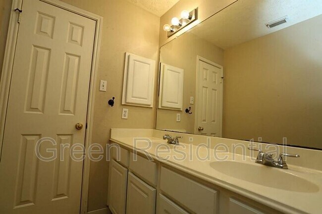 Building Photo - 1718 Calmar Dr
