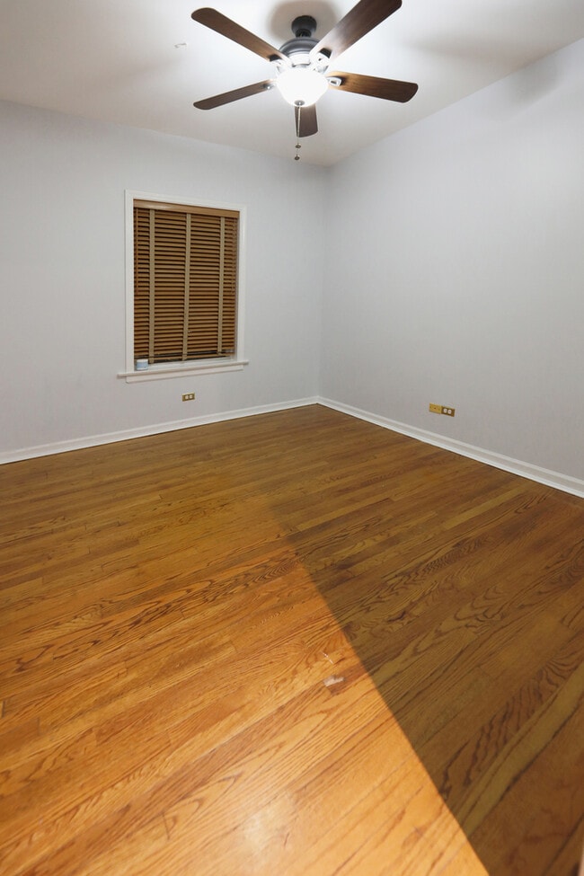 Building Photo - 6042 N Kenmore Ave