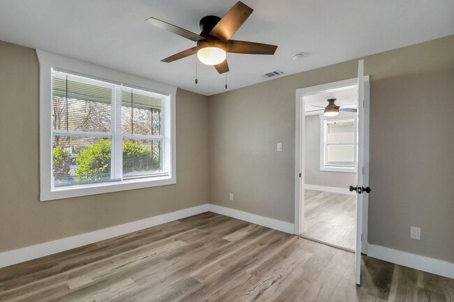 Building Photo - 3 BED | 2 BATH | REAR OFF-STREET PARKING |...