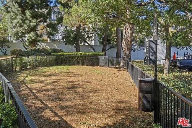 Building Photo - 2222 Ave of the Stars