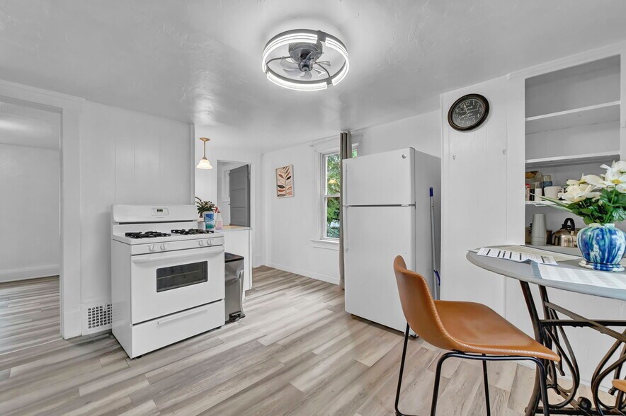 Building Photo - 427 E 156th St