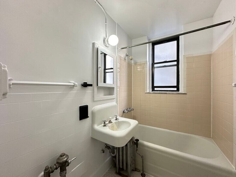 Building Photo - 3335 W Diversey Ave