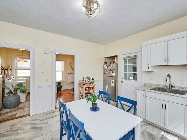 Building Photo - 48 Wordsworth St