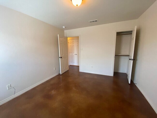 Building Photo - 504 Karey Dr