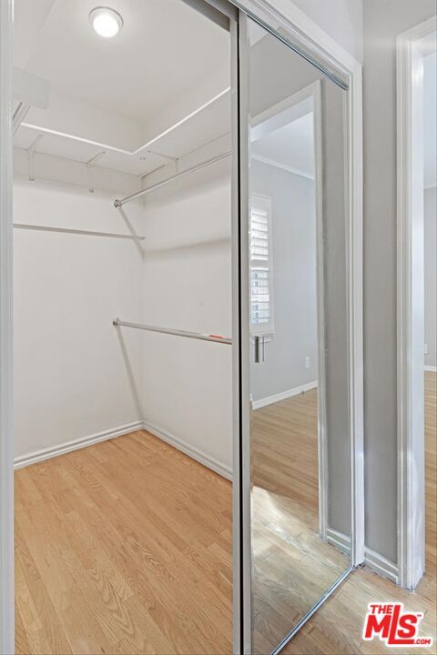 Building Photo - 4922 Hayvenhurst Ave