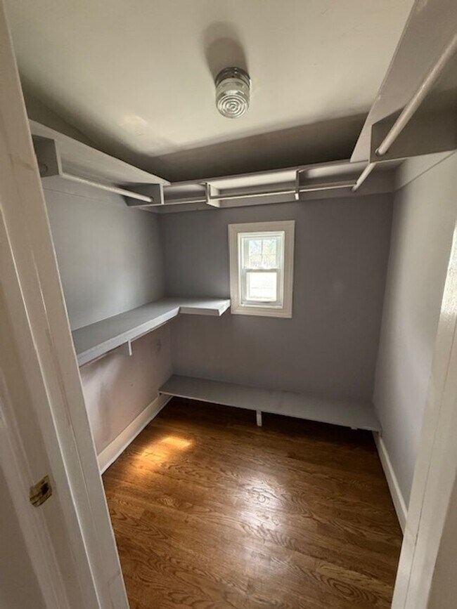 Building Photo - Adorable East Nashville Cottage just a hal...