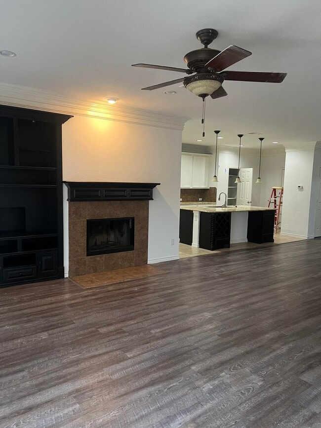Building Photo - Newly Updated Expansive 5 Bedroom 3.5 Bath...