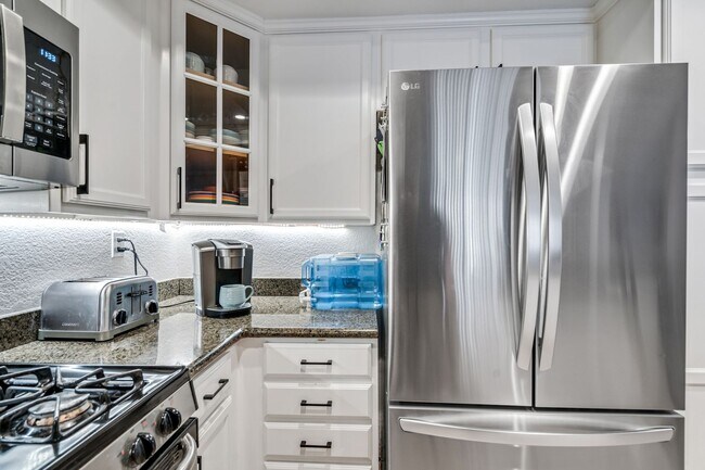Building Photo - 2BR, 2BA UPGRADED CONDO DEL MAR! PET FRIEN...