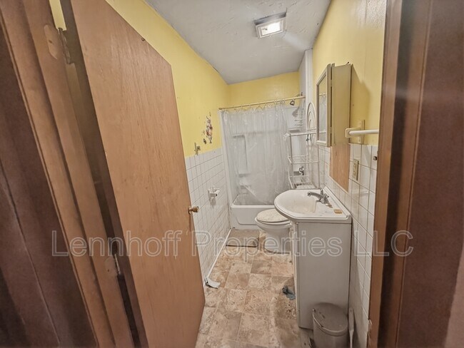Building Photo - 206 Primrose St