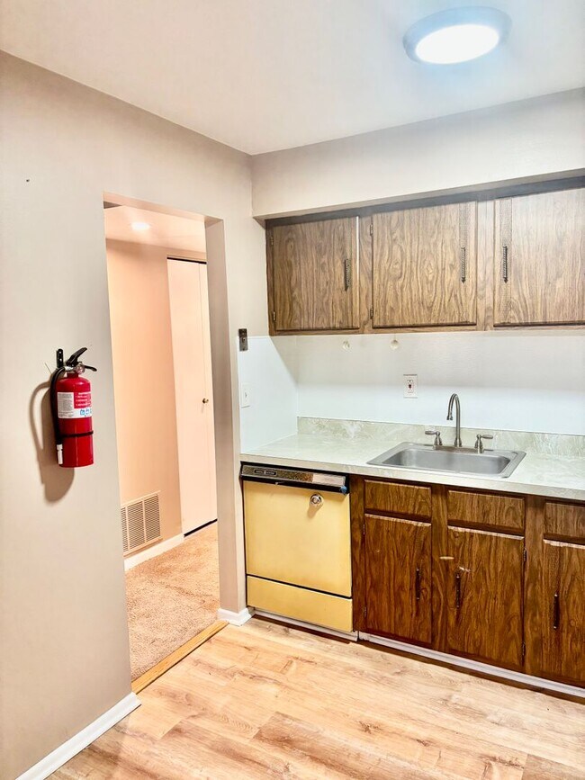 Building Photo - 1 Bedroom, 1 Bathroom Condo located in the...