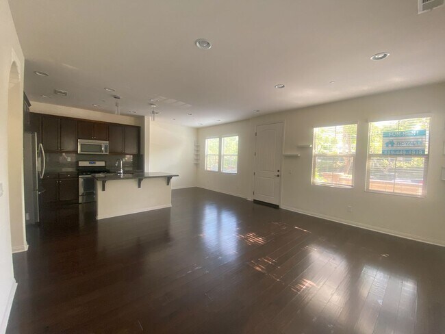 Building Photo - Move-in Ready Townhome in Parklike Community