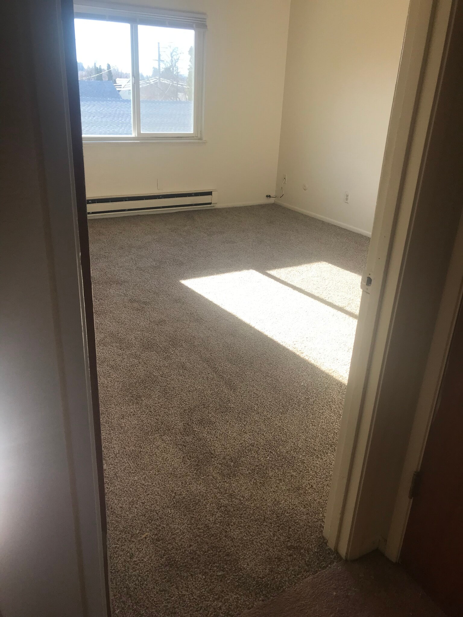 Master bedroom with new carpet - 630 Chestnut St