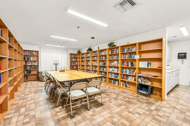 Building Photo - 18615 Breezy Palm Way