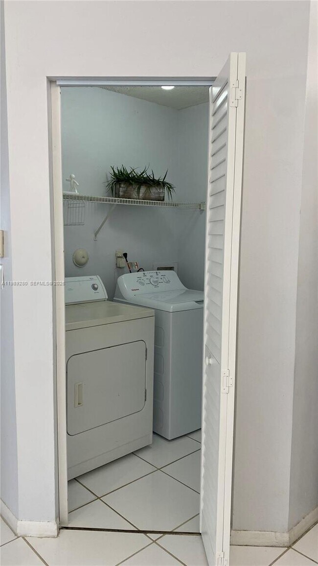 Building Photo - 543 Racquet Club Rd