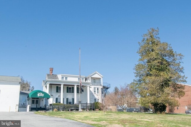 Building Photo - 401 W Washington St