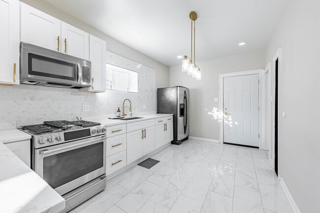 Building Photo - 2230 N Mulligan Ave