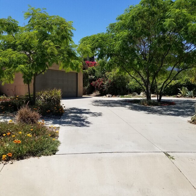 Building Photo - 805 Alpine Ct