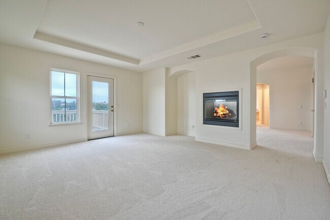 Building Photo - Executive Home with Views!