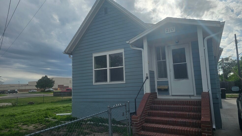 Building Photo - 210 N Lincoln Ave