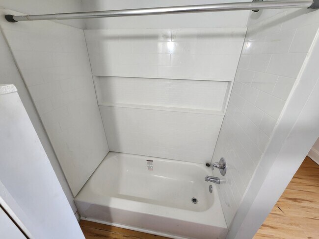 Building Photo - Spacious 2-Bedroom, 1-Bathroom Home AVAILA...