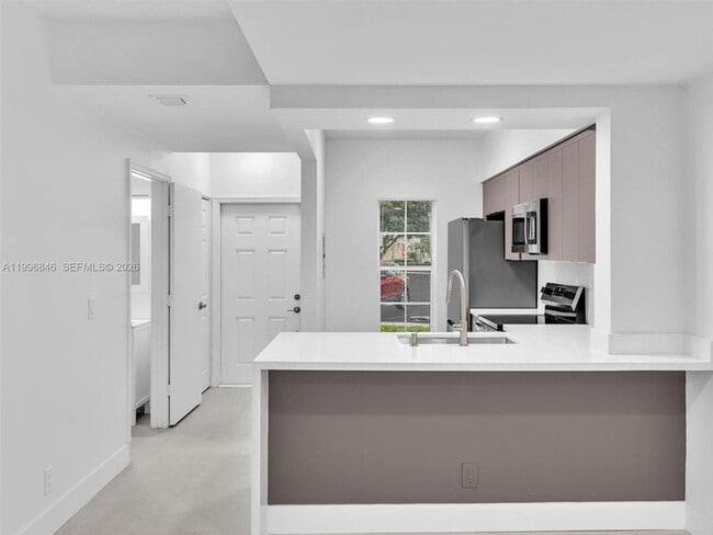 Building Photo - 8 Key W Ct