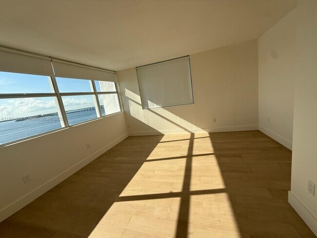 Building Photo - 1420 Brickell Bay Dr