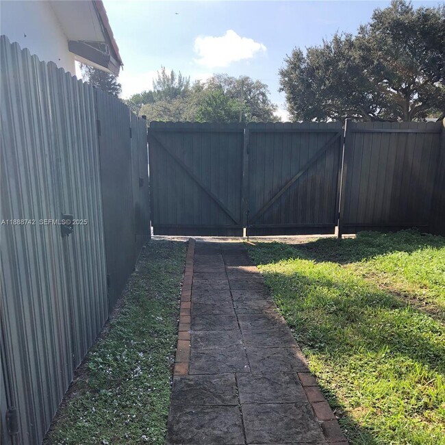 Building Photo - 6819 SW 15th St