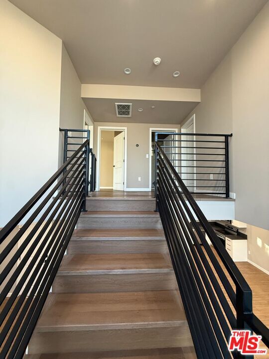 Building Photo - 9904 Laurel Canyon Blvd