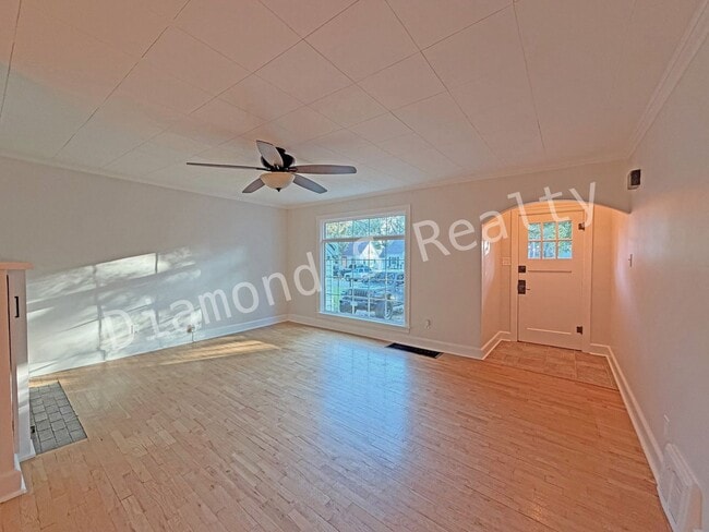 Building Photo - Stunning 2 Bedroom Home Located Near Mercy!