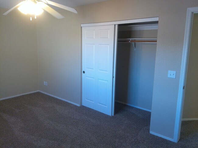 Building Photo - Long Term 3 bedroom 2 bath 3 car