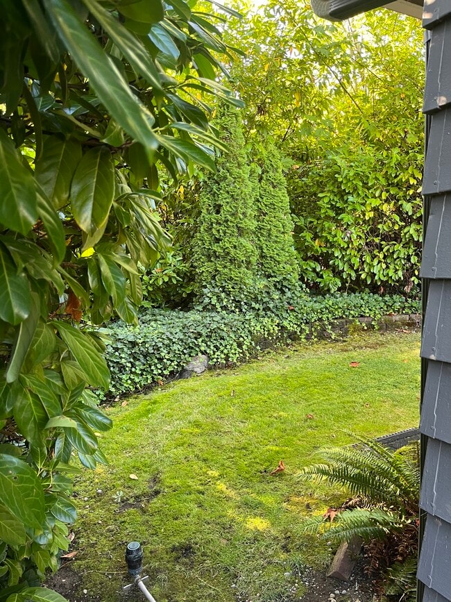 Building Photo - Lake Louise Dr SW