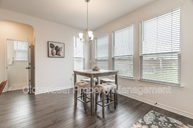 Building Photo - 302 Colonial Blf