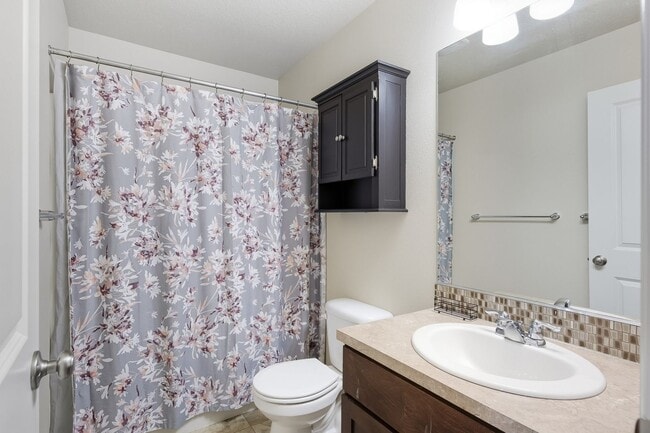 Building Photo - Lovely 3 Bedroom 2.5 Bath Sherwood Townhom...