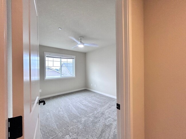 Building Photo - Incredibly Large 4 Bed 2.5 Bath Charmer!