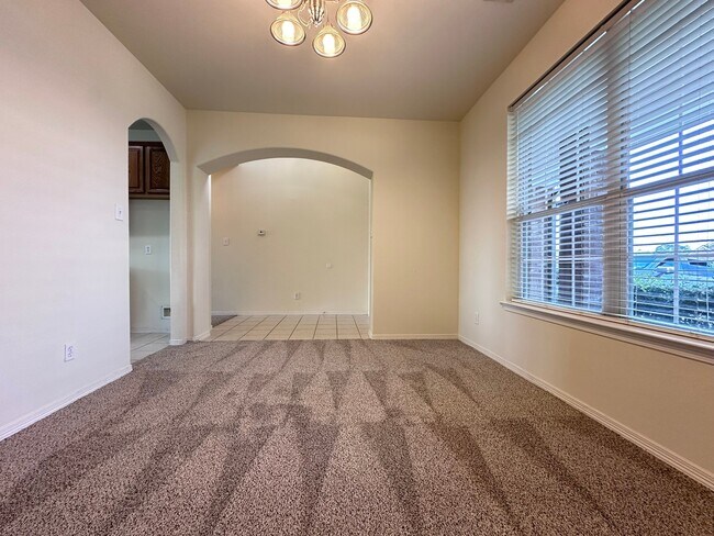 Building Photo - 2211 Highland Crossing Dr