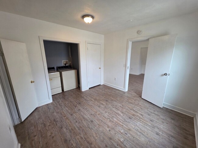 Building Photo - 613 W Knox Ave