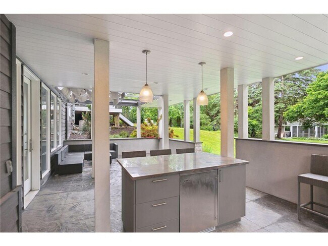 Building Photo - 209 Westwood Dr N