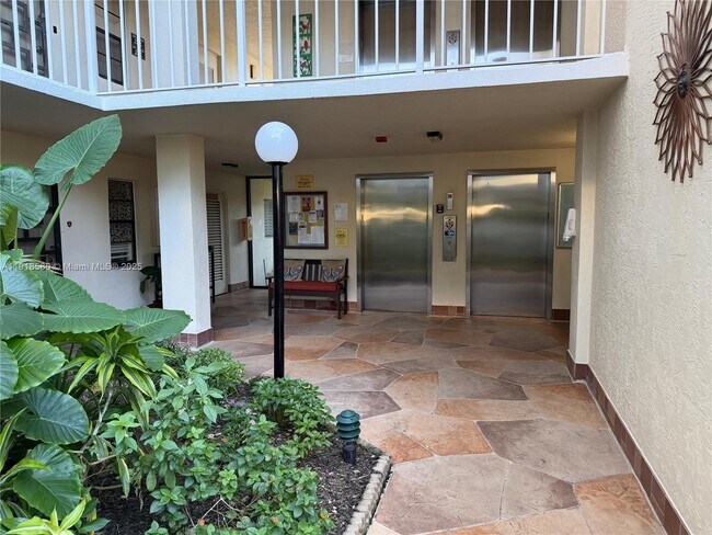 Building Photo - 7290 Kinghurst Dr