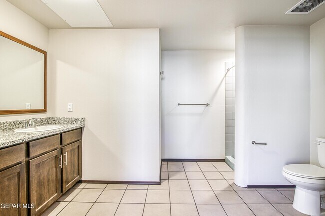 Building Photo - 312 E Overland Ave