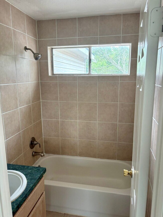 Building Photo - 2117 Whittier Dr
