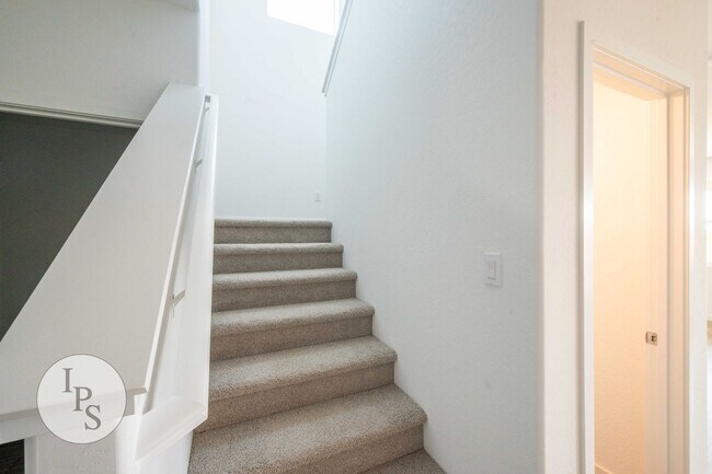 Building Photo - 2808 N Vahe Ave